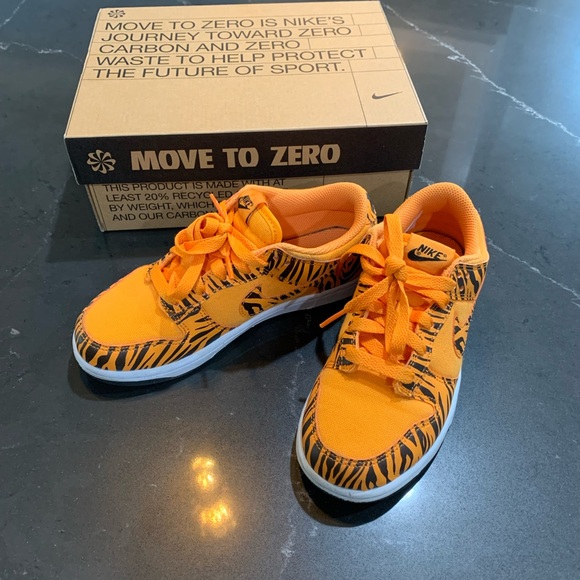 Nike Dunks Orange/Black Tiger Size 2.5 Little Kids - Picture 2 of 6